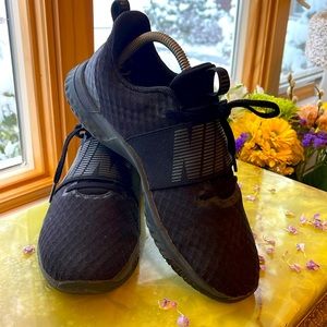 Black Nike sneakers great condition